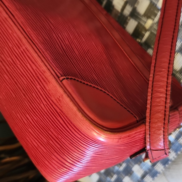 LV Trocadero Camera Bag, Castilian Red Epi Leather - Picture 9 of 17
